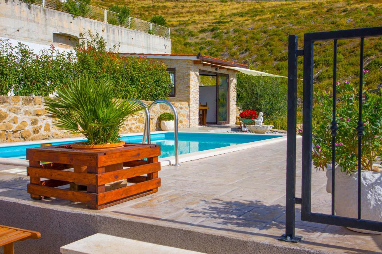 Hill Apartment With Private Pool Kučine Kültér fotó